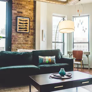Wohnzimmer mit Sofa, Couchtisch, Erker mit Schreibtisch 