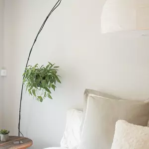 Bett mit Nachttisch und Beistelltisch
